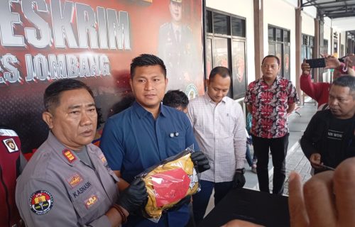 Polres Jombang mengaman kan penjual pentol pelaku pemerkosaan Adik Tiri nya sendri.