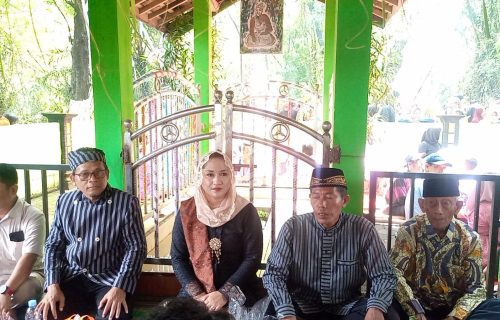 Sedekah Desa Ngringin Arak-Arak Tumpeng dan Hasil Bumi ke Punden
