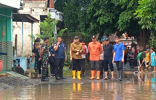 Kapolres Jombang Turun Langsung Salurkan Bantuan Korban Banjir di Kademangan, Mojoagung
