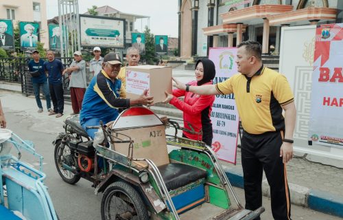 Jelang HUT Bhayangkara ke-79, Kapolres Jombang Bagikan Bansos Sembako kepada Juru Parkir dan Abang Becak