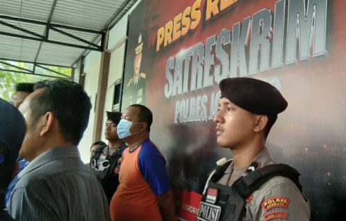 Gerombolan perampok curas bermodus buser polisi beraksi di wilayah jombang dan berhasil meraup jutaan rupiah.