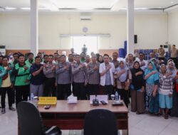 Polres Jombang Gelar Bakti Kesehatan dan Bagikan Bansos, Sambut HUT Bhayangkara ke 79