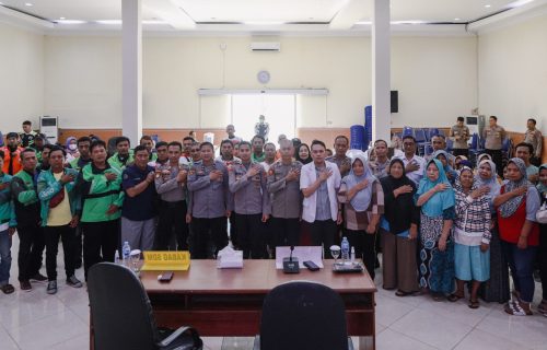 Polres Jombang Gelar Bakti Kesehatan dan Bagikan Bansos, Sambut HUT Bhayangkara ke 79