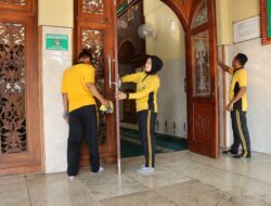 Polres Jombang Gelar Bakti Religi di Masjid Al-Ikhlas Jelakombo, Salurkan Bantuan Alat Kebersihan