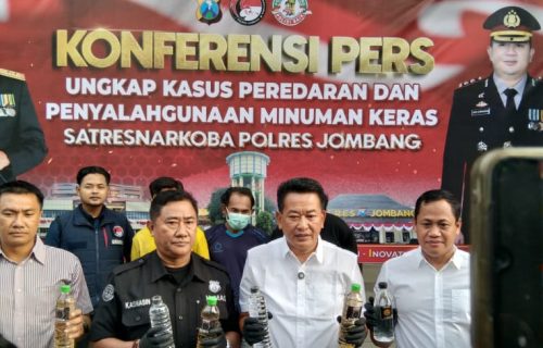 SATRES NARKOBA POLRES JOMBANG GAGALKAN PEREDARAN 1300 BOTOL MINUMAN KERAS ILEGAL ANTAR PROPINSI