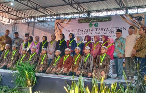 Muwada’ah Akhir Sanah dan Tasyakuran Yayasan MI.Syafa’at Pesantren Tembelang.Di Hadiri Kepala Desa TEMBELANG