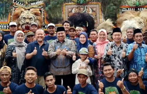 Bupati Jombang Melepas Kirab Reog dalam Rangka Sedekah Desa Mojokrapak Tembelang.