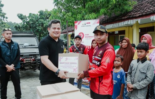 Kapolres Jombang Salurkan Bansos kepada Warga Dusun Kedungdendeng dan Guru Yang Mengajar di Pelosok Hutan