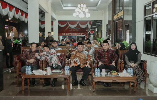 Pagelaran Wayang Kulit dan Campursari Meriahkan Hari Bhayangkara ke-79 di Jombang