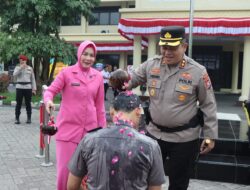 Siraman Air Bunga Warnai Kenaikan Pangkat 80 Personel Polres Nganjuk