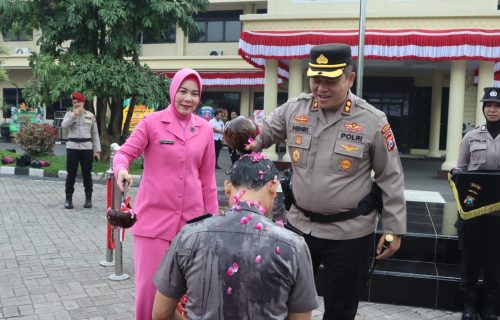 Siraman Air Bunga Warnai Kenaikan Pangkat 80 Personel Polres Nganjuk