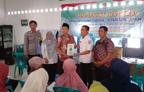 Pemerintah Desa Badang Bagikan Sertifikat PTSL kepada Masyarakat