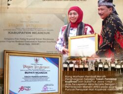 Bupati Nganjuk Terima Penghargaan Sebagai Tokoh Pembina Koperasi dari Gubernur Jawa Timur