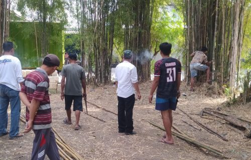 Perangkat Desa Peterongan Gelar Kerja Bakti Potong Bambu, Dipimpin Langsung Ali Muzaky untuk Persiapan PHBN