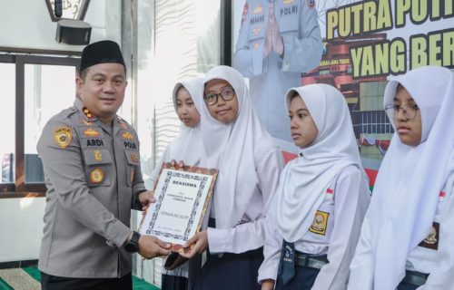 Kapolres Jombang Berikan Beasiswa kepada Putra-Putri Pegawai Negeri Pada Polri yang Berprestasi