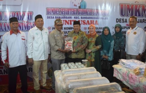 Bupati Warsubi Buka Gelar Potensi Desa dan Pasar Rakyat Bandarkedungmulyo, Ajak Warga Dukung Produk Lokal