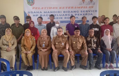 Pelatihan Keterampilan Service HP untuk Keluarga Pekerja Pabrik Rokok Dari DBHCHT