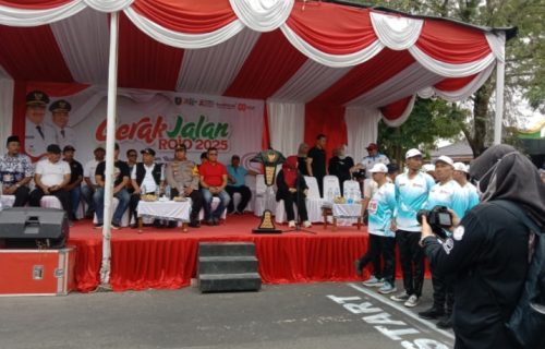 Ribuan Masyarakat Padati Jalur Gerak Jalan ROJO di Berangkatkan Wakil Bupati Jombang