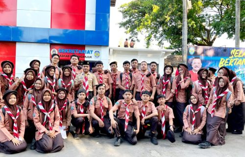 SMA Negeri 1 Nganjuk Ikuti Upacara dan Perlombaan Pionering, Hari Pramuka ke-64 di Stadion Anjuk Ladang