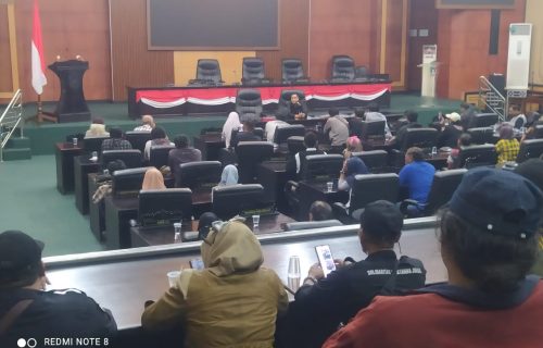 Ketua DPRD Jombang, Hadi Atmaji, S.Ag, menggelar pertemuan dengan sejumlah awak media di Ruang Rapat Paripurna Gedung DPRD Jombang