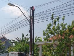 Pemasangan Tiang Fiber Optik di Jombang Menuai Sorotan, Diduga Belum Mengantongi Izin