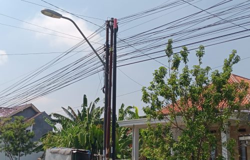 Pemasangan Tiang Fiber Optik di Jombang Menuai Sorotan, Diduga Belum Mengantongi Izin