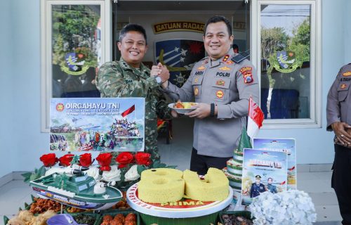 Moment HUT TNI ke 80, Kapolres Jombang Beri Kejutan kepada Kodim 0814 Jombang dan Sat Radar 222 Ploso Jombang
