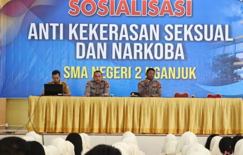 Polres nganjuk Edukasi pelajar SMA Negeri 2 nganjuk tentang bahaya kekerasan Seksual dan Narkoba