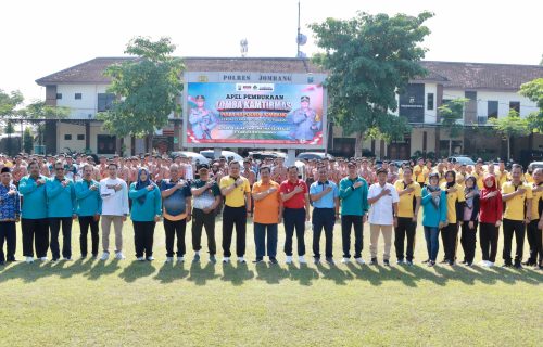 Kapolres Jombang Didampingi Bupati Pimpin Apel Pembukaan Lomba Kamtibmas