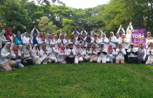 Yoga dan SEFT Perempuan Bahagia Community Warnai Pagi Cerah di Kebon Ratu Jombang