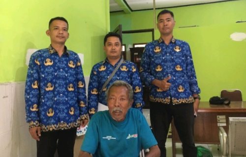 Dinsos Jombang Tangani Lansia Terlantar di Alun-Alun: Identitas Terungkap Lewat Biometrik, Berujung Reunifikasi ke Sidoarjo