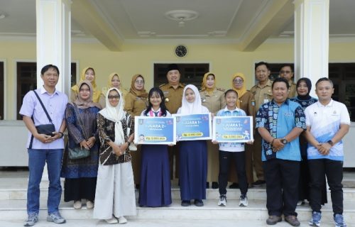 Harumkan Nama Jombang, Bupati Beri Reward 3 Siswa Hebat Peraih Juara Nasional 2025