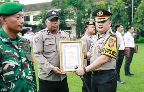Kapolres Jombang Berikan Penghargaan kepada Personel Polri, TNI, dan Masyarakat Berprestasi