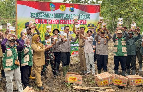Dukung Swasembada Pangan, Kapolres Jombang Serahkan Bantuan Bibit Jagung Kepada Gapoktan Desa Katemas Kecamatan Kudu