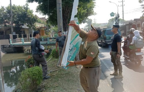 Satpol PP Jombang Tertibkan Reklame Ilegal dari Exit Tol Tembelang Hingga Sambong