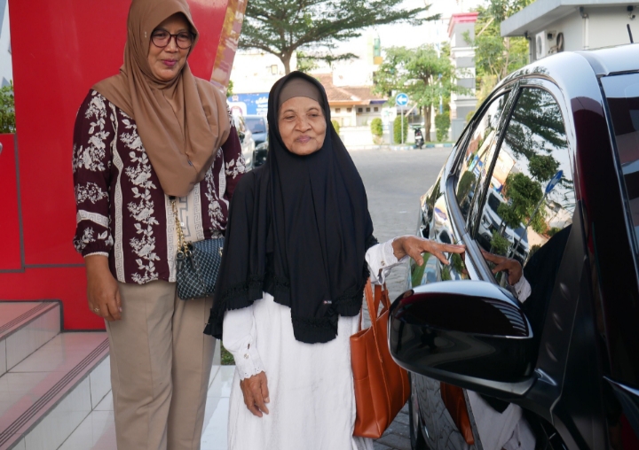 Kisah Inspiratif Bu Sulasih: Setia Menabung di Bank Jombang, Raih Berkah di Masa Tua