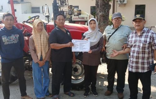 12 Kelompok Tani di Jombang Terima Hibah 9 Traktor dan 3 Combine dari Kementan