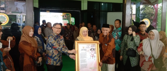 Gubernur Khofifah Titip 2 Pesan: Jangan Putus Sekolah dan Terus Berprestasi, 2.110 Siswa Jombang Terima Bantuan Pendidikan